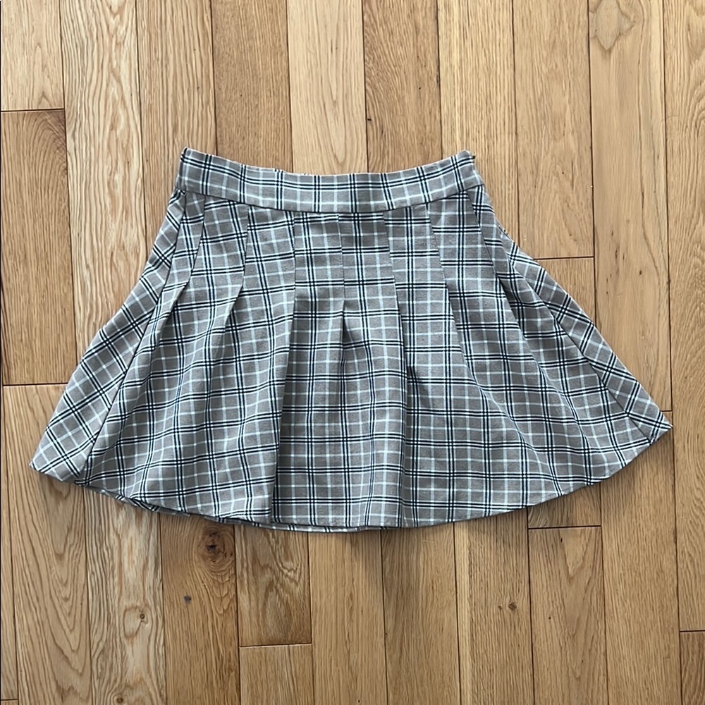 Plaid Pleated Tan Skirt, Black and White details. Used
 But in good condition